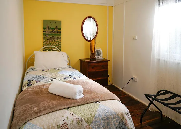 Yellow Cottage - Bush And Beach